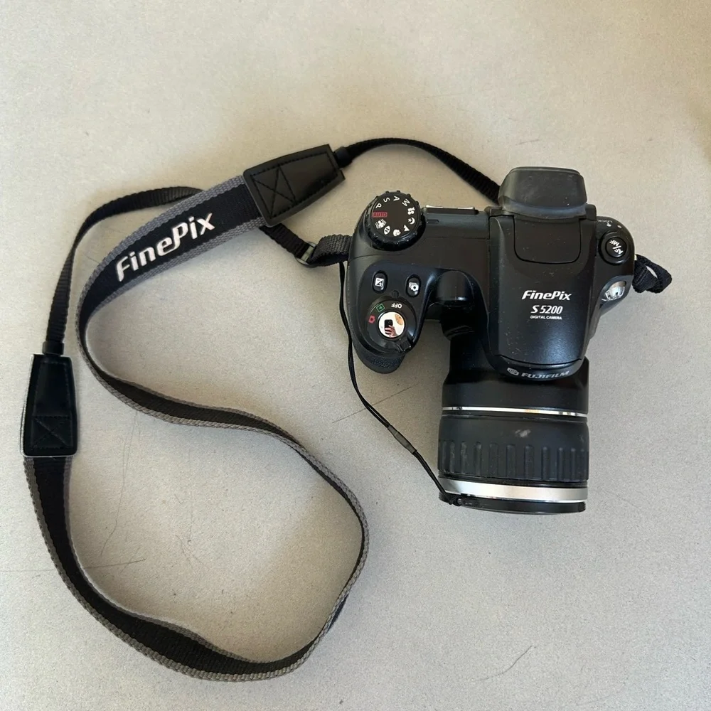 Fujifilm FinePix S5200 10x Zoom Digital Camera Black 5MP Good Condition Strap